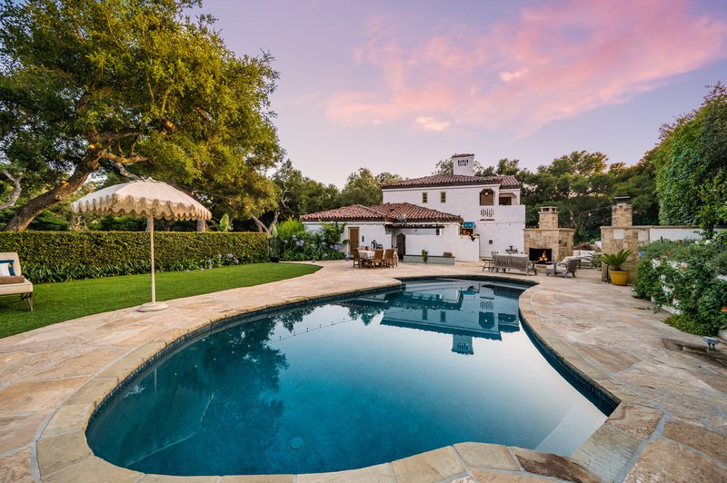 Espaciosa residencia con alberca en el patio trasero