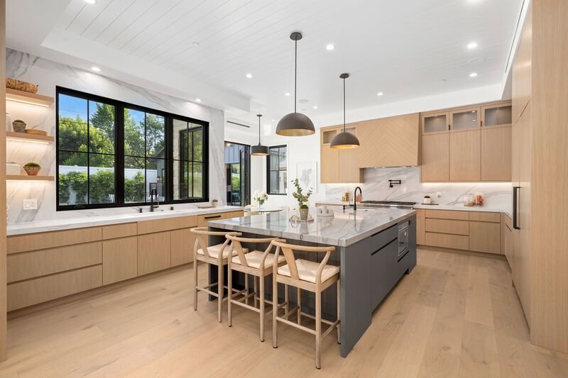 Espaciosa cocina moderna con isla en medio