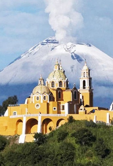 catedral en puebla con volcan en el fondo